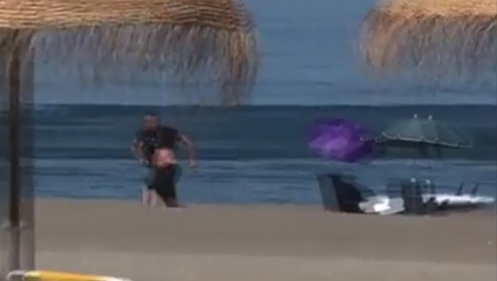 El narco huyendo a pie en la playa 