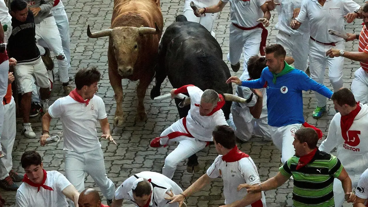Los móviles y los 'selfies' entre los corredores, una forma de entorpecer el encierro de San Fermín