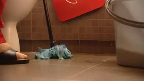 Muere una mujer de 30 años intoxicada por amoniaco mientras limpiaba en su casa de Madrid Muere una mujer de 30 años intoxicada por amoniaco mientras limpiaba en su casa de Madrid