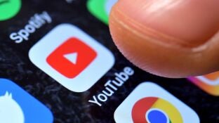 Imagen de archivo de dos aplicaciones, YouTube y Google, en el m&oacute;vil de un usuario