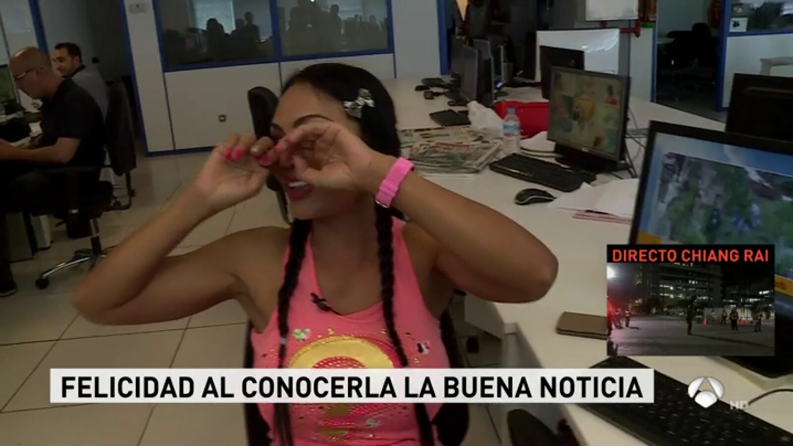 La emoción de Two Yupa en la redacción de Antena 3 tras la 'misión cumplida' en la cueva de Tailandia: 