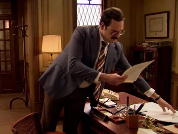 Lalo descubre algo entre los papeles de Ortega Lalo descubre algo entre los papeles de Ortega