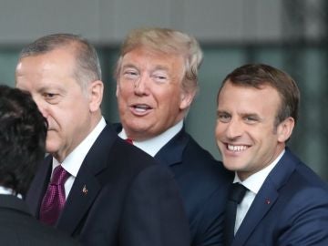 El presidente francés Emmanuel Macron saluda al presidente estadounidense Donald Trump