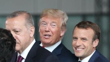 El presidente francés Emmanuel Macron saluda al presidente estadounidense Donald Trump