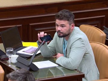 Rufían pone con su teléfono móvil la grabación de la conversación del maquinista del tren Alvia con el interventor Rufían pone con su teléfono móvil la grabación de la conversación del maquinista del tren Alvia con el interventor