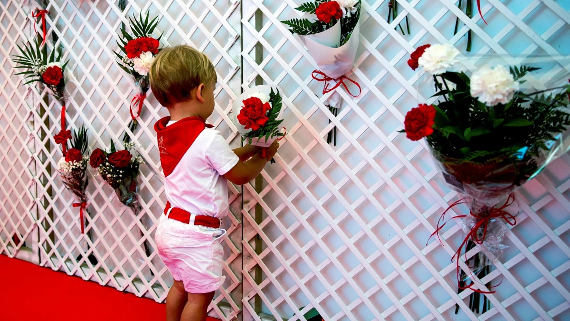 Imagen de un niño durante la ofrenda floral infantil de San Fermín Imagen de un niño durante la ofrenda floral infantil de San Fermín