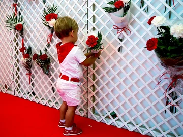 Imagen de un niño durante la ofrenda floral infantil de San Fermín