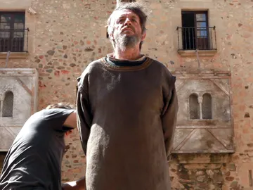 El percance en la muerte de Hasdai que casi hace arder a todos los actores El percance en la muerte de Hasdai que casi hace arder a todos los actores