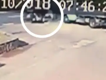 Las cámaras captaban así cómo George Clooney salía disparado tras su accidente de moto Las cámaras captaban así cómo George Clooney salía disparado tras su accidente de moto