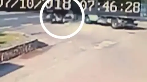 Las cámaras captaban así cómo George Clooney salía disparado tras su accidente de moto Las cámaras captaban así cómo George Clooney salía disparado tras su accidente de moto