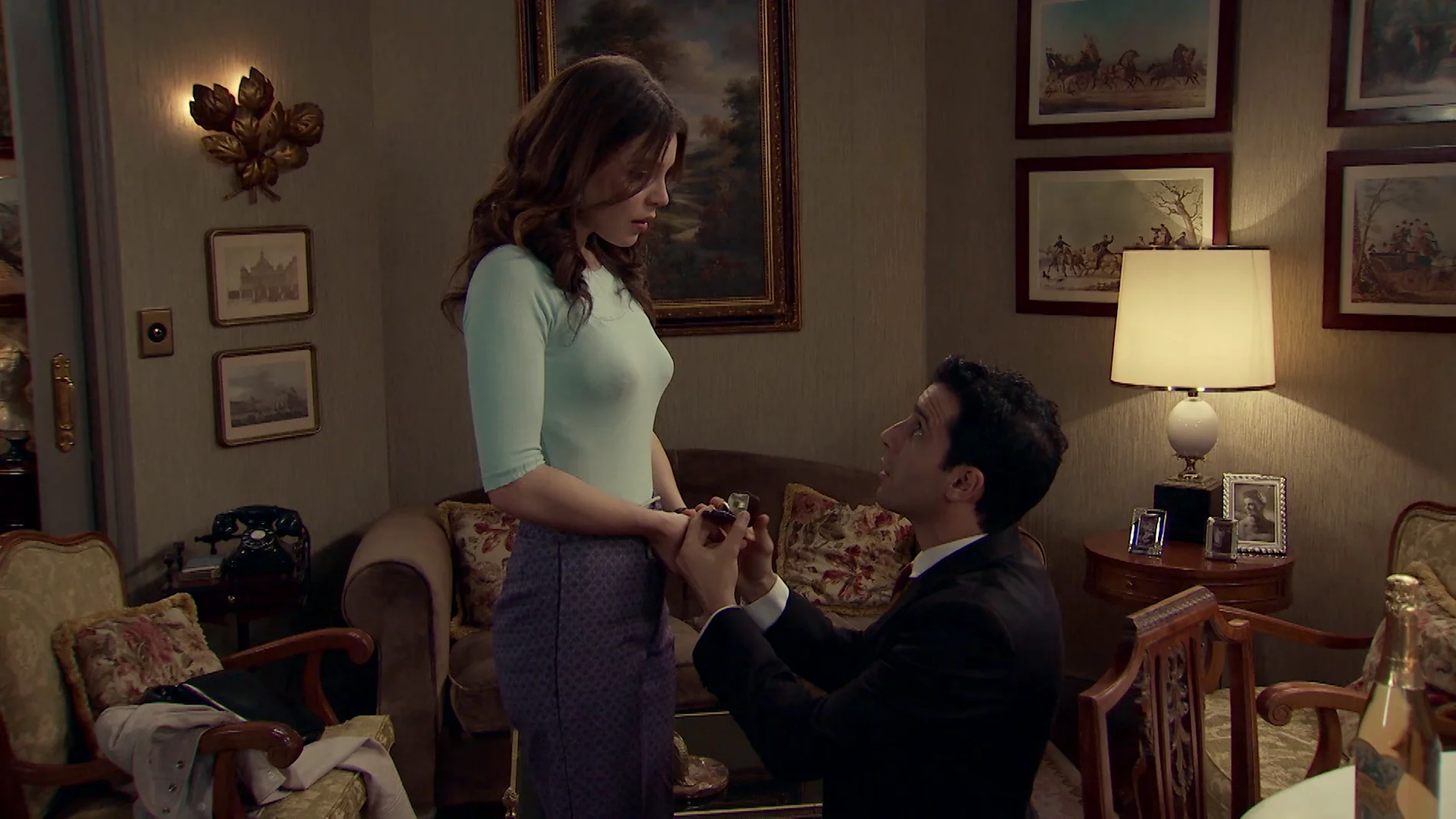 Un nervioso Ignacio le pide la mano a María