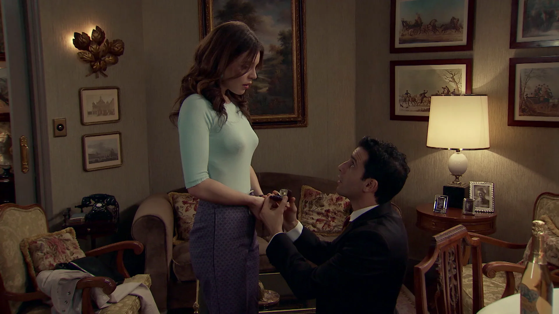 Un nervioso Ignacio le pide la mano a María Un nervioso Ignacio le pide la mano a María