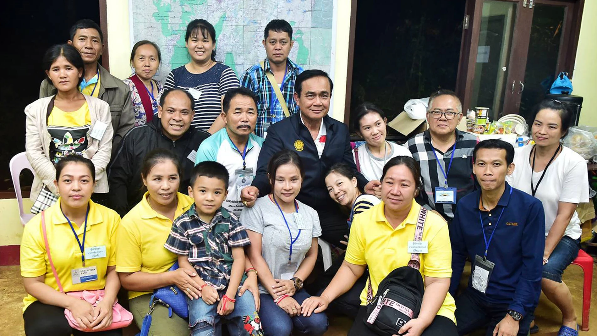 El primer ministro tailandés, Prayut Chan-o-cha, posa junto a familiares de los niños rescatados El primer ministro tailandés, Prayut Chan-o-cha, posa junto a familiares de los niños rescatados