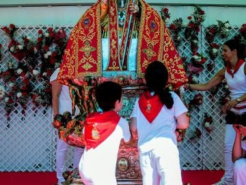 Imagen de la ofrenda floral infantil en San Fermín