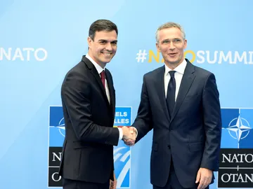 El presidente del gobierno, Pedro Sánchez, estrecha la mano del secretario general de la OTAN, Jens Stoltenberg El presidente del gobierno, Pedro Sánchez, estrecha la mano del secretario general de la OTAN, Jens Stoltenberg