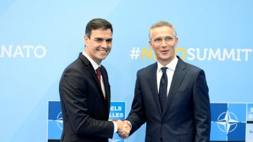 El presidente del gobierno, Pedro Sánchez, estrecha la mano del secretario general de la OTAN, Jens Stoltenberg 