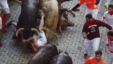 Los momentos más emocionantes del quinto encierro de San Fermín 2018 con aparatosas caídas
