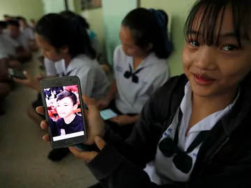 Una compañera tailandesa de los niños rescatados Una compañera tailandesa de los niños rescatados