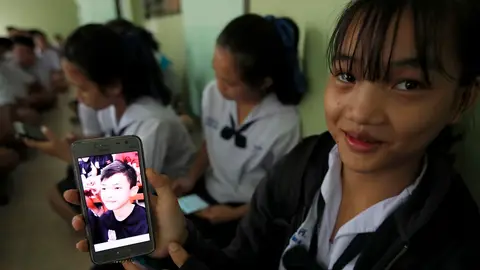 Una compañera tailandesa de los niños rescatados Una compañera tailandesa de los niños rescatados