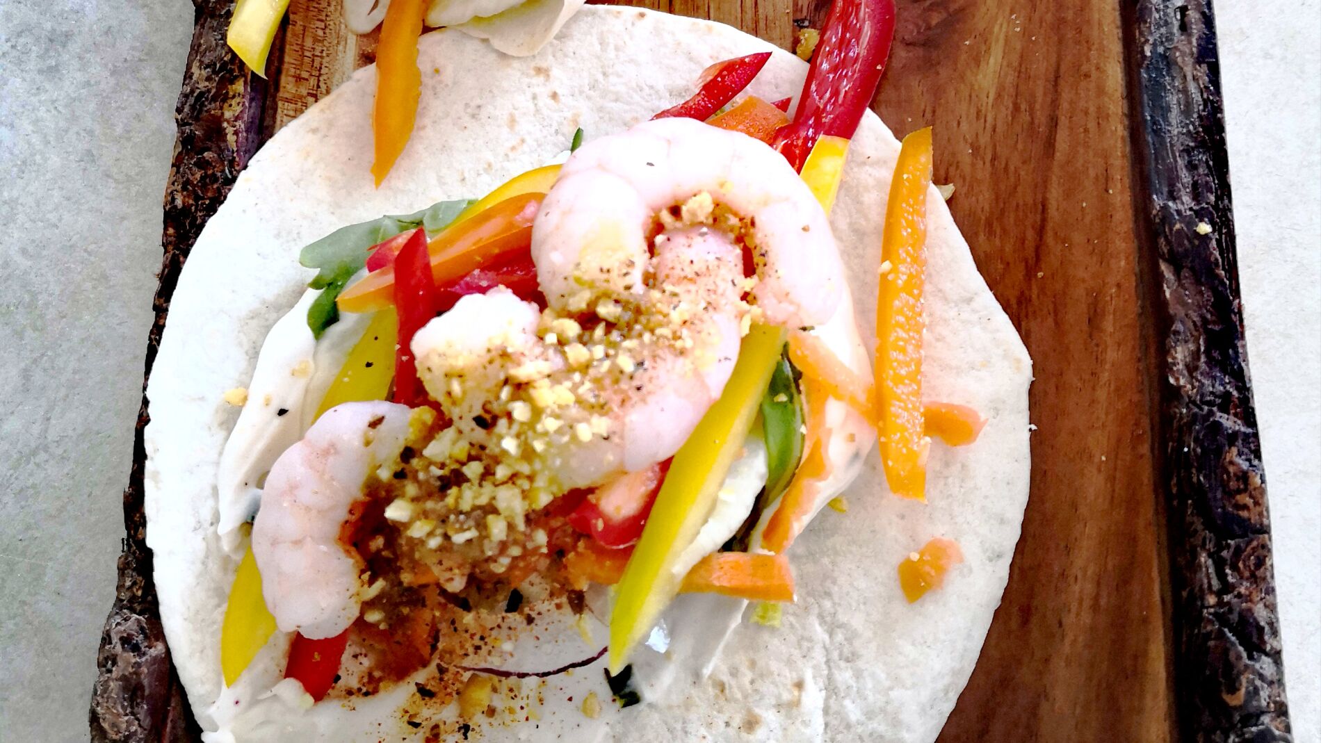 Tacos de verduras y gambas