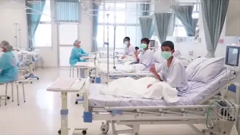 Cuatro de los doce niños rescatados en Tailandia recibirán el alta el domingo: así pasan sus primeras horas en el hospital Cuatro de los doce niños rescatados en Tailandia recibirán el alta el domingo: así pasan sus primeras horas en el hospital