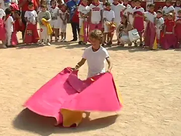 Decenas de niños disfrutan de una clase magistral con Roca Rey como 'profesor' Decenas de niños disfrutan de una clase magistral con Roca Rey como 'profesor'