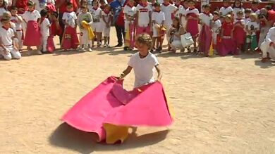 Decenas de niños disfrutan de una clase magistral de toreo con el diestro Roca Rey como 'profesor'