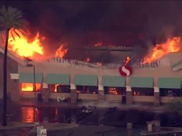 Un incendio arrasa un supermercado de Arizona Un incendio arrasa un supermercado de Arizona