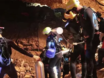 Los buzos trabajando en las labores de rescate en Tailandia. Los buzos trabajando en las labores de rescate en Tailandia.