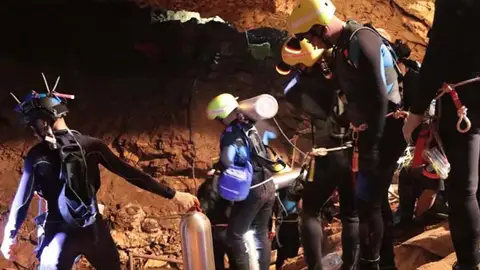 Los buzos trabajando en las labores de rescate en Tailandia. Los buzos trabajando en las labores de rescate en Tailandia.