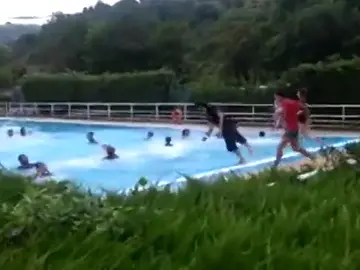 Un grupo de menores se subleva contra un socorrista por discriminar a un joven transgénero Un grupo de menores se subleva contra un socorrista por discriminar a un joven transgénero