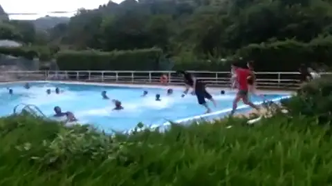 Un grupo de menores se subleva contra un socorrista por discriminar a un joven transgénero Un grupo de menores se subleva contra un socorrista por discriminar a un joven transgénero