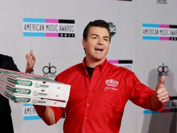 John Schnatter con pizzas de la compañía