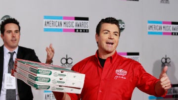John Schnatter con pizzas de la compañía
