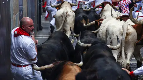 Sexto encierro de San Fermín 2018 Los toros de la ganadería madrileña de Victoriano del Río Cortés hacen su entrada en la calle Estafeta tras pasar por la curva de Mercaderes