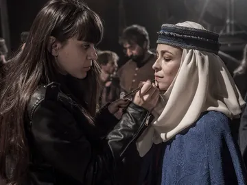 Lolita retocando a Silvia Abascal antes de grabar Lolita retocando a Silvia Abascal antes de grabar