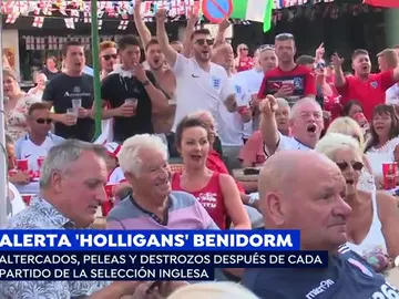Un vecino de Benidorm asegura que "los ingleses se hacen los dueños: beben, se drogan, mean y practican sexo en la calle" Un vecino de Benidorm asegura que "los ingleses se hacen los dueños: beben, se drogan, mean y practican sexo en la calle"
