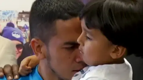 Una padre con su hijo Una padre con su hijo