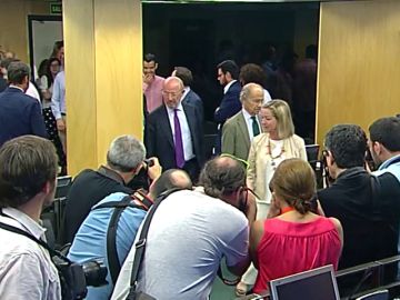 Ron carga contra su sucesor en el Popular: "Iba a amenazar con estrellar el avión en la puerta del BCE" Ron carga contra su sucesor en el Popular: "Iba a amenazar con estrellar el avión en la puerta del BCE"