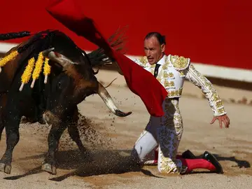 El diestro Pepín Liria da un pase a su primer toro El diestro Pepín Liria da un pase a su primer toro
