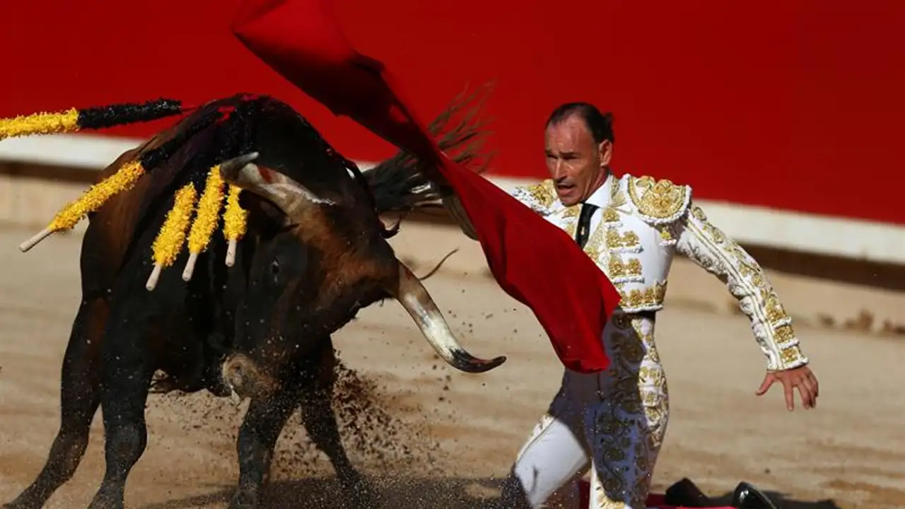El diestro Pepín Liria da un pase a su primer toro