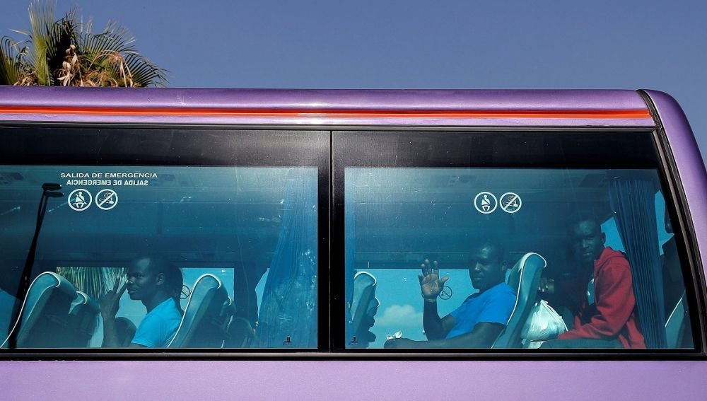 Imagen del autobús que traslada a los migrantes del Aquarius
