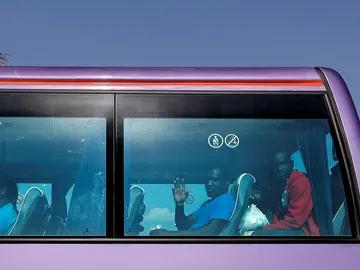 Imagen del autobús que traslada a los migrantes del Aquarius Imagen del autobús que traslada a los migrantes del Aquarius