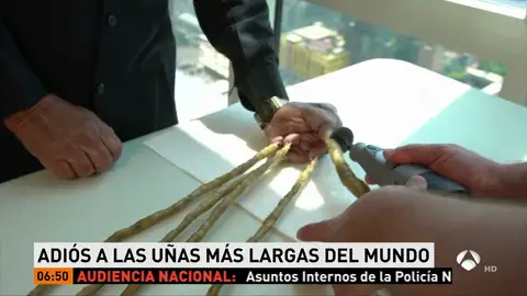 El hombre con las uñas más largas del mundo se las corta por primera vez después de 66 años El hombre con las uñas más largas del mundo se las corta por primera vez después de 66 años