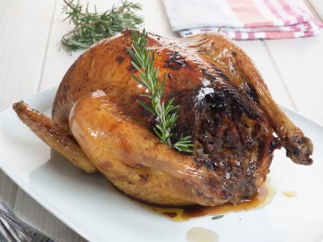 Pollo relleno al horno con puré de patata