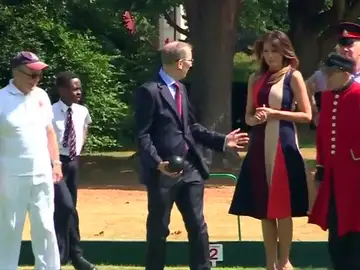 Melania Trump juega a la petanca con el marido de Theresa May Melania Trump juega a la petanca con el marido de Theresa May