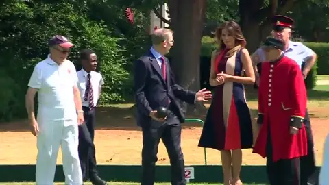 Melania Trump juega a la petanca con el marido de Theresa May Melania Trump juega a la petanca con el marido de Theresa May