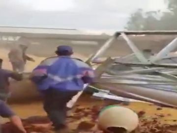 Un grupo de trabajadores se salvan de ser aplastados por cien mil kilos de granos de soja