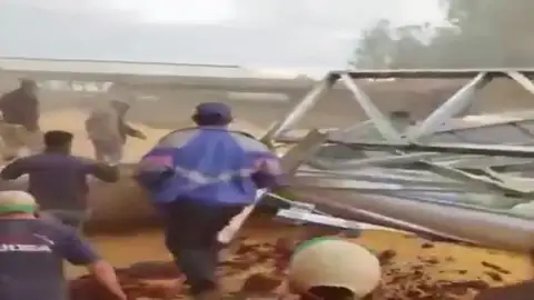 Un grupo de trabajadores se salvan de ser aplastados por cien mil kilos de granos de soja Un grupo de trabajadores se salvan de ser aplastados por cien mil kilos de granos de soja