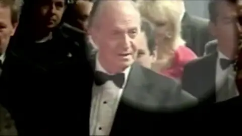 Corinna detrás del rey Juan Carlos en una imagen de archivo Corinna detrás del rey Juan Carlos en una imagen de archivo